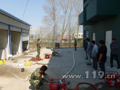 手抬消防機動泵打水調試