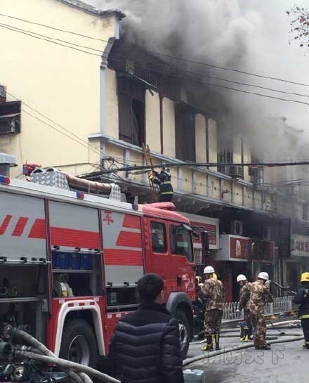 江漢二路&ldquo;某私房菜館&rdquo;餐廳廚房因操作不當(dāng)起火現(xiàn)場
