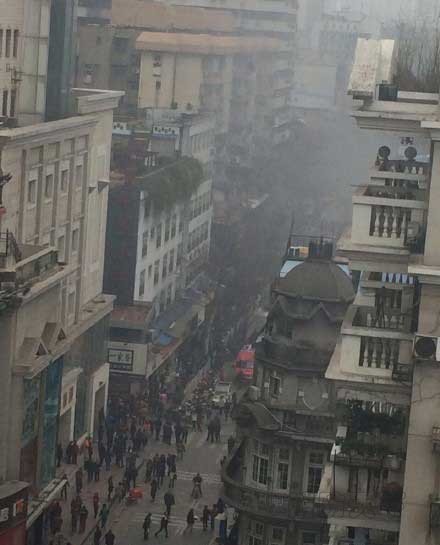 江漢二路&ldquo;某私房菜館&rdquo;餐廳廚房因操作不當(dāng)起火現(xiàn)場