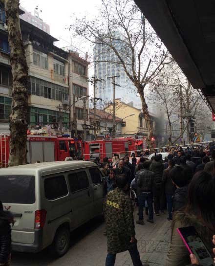 江漢二路&ldquo;某私房菜館&rdquo;餐廳廚房因操作不當(dāng)起火現(xiàn)場