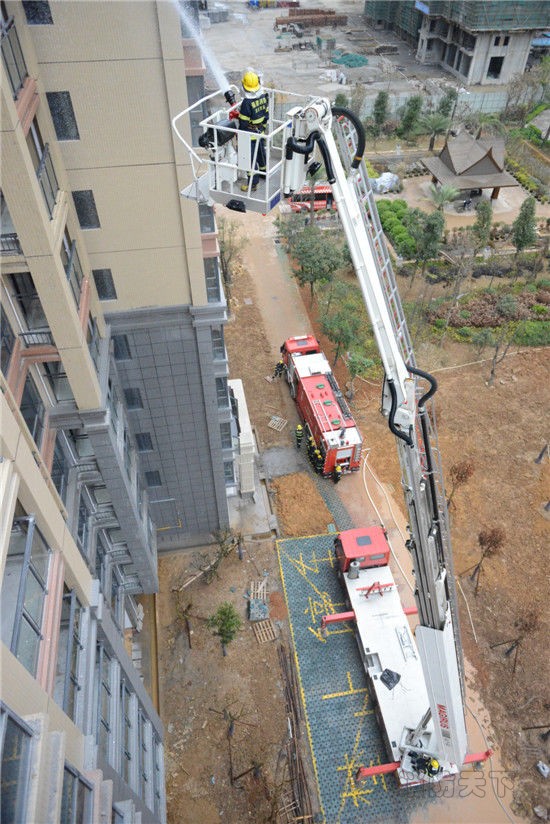 下午4時(shí)，一陣尖銳的警報(bào)聲響徹小區(qū)上空，龍巖禹州城上城7號(hào)樓13樓向外翻滾出濃煙，小區(qū)消防控制室值班人員立即向指揮部報(bào)告&ldquo;火情&rdquo;，并啟動(dòng)小區(qū)消防應(yīng)急預(yù)案，小區(qū)保安員趕到現(xiàn)場(chǎng)后迅速開展火情偵查和初期火災(zāi)撲救，同時(shí)報(bào)警求助。