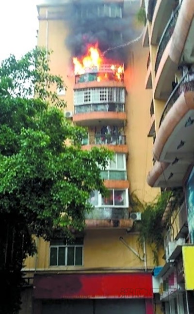 天河小區突發火災100余名消防員救出20名被困人員